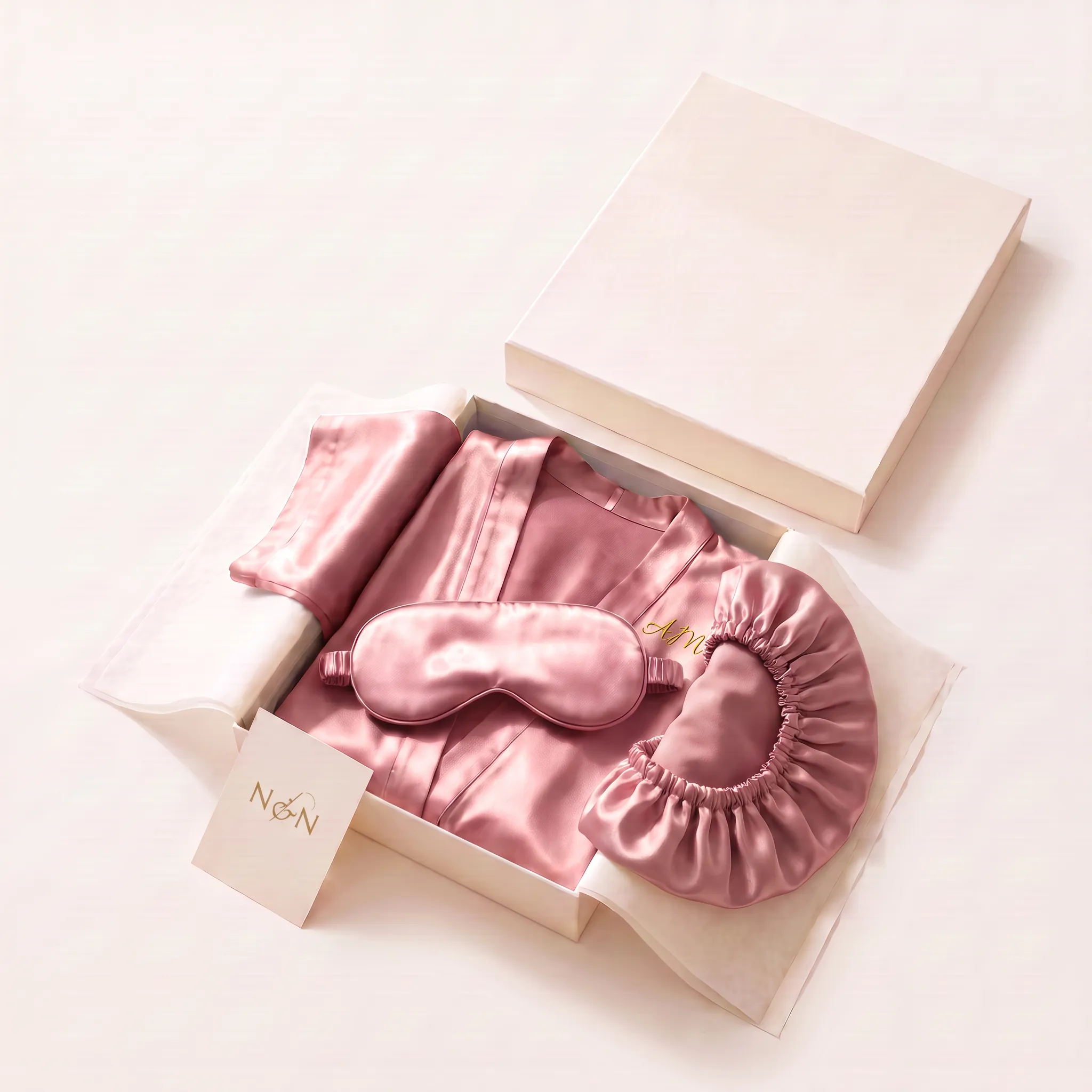 Sættet i støvet rosa: kimono, sovemaske og sovehue i gaveæske med silkepapir og kort